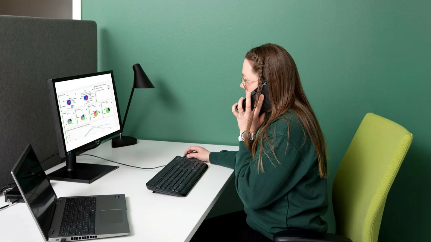 Koelypsyn tallennus tallentaja istuu koneen aaressa ottamassa tiedot vastaan