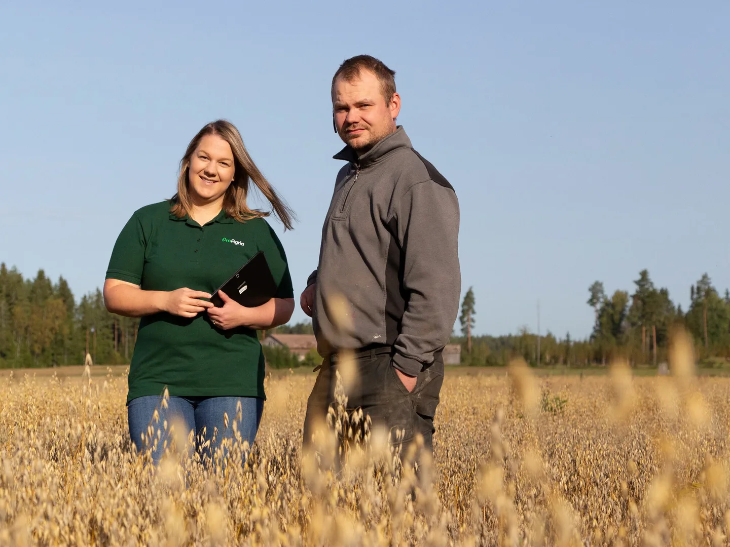 Pro Agrian asiantuntija ja asiakas kaurapellolla
