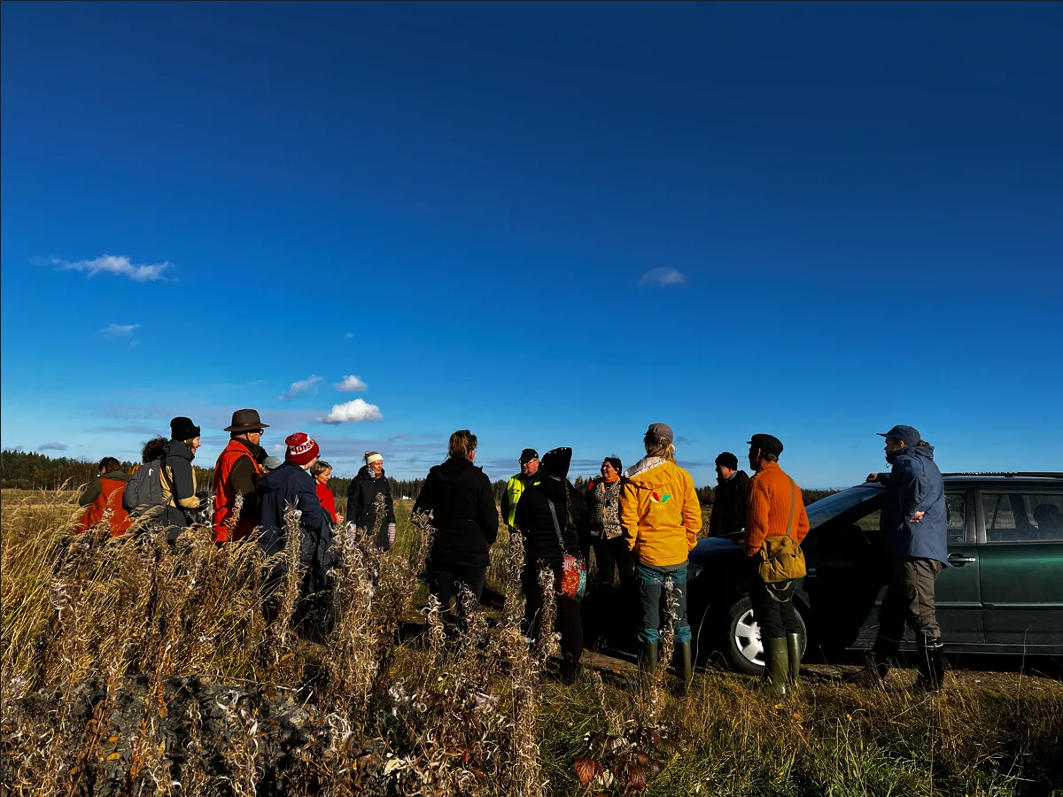 Kuva ryhmasta viimeisella maastokohteella vedenaarella