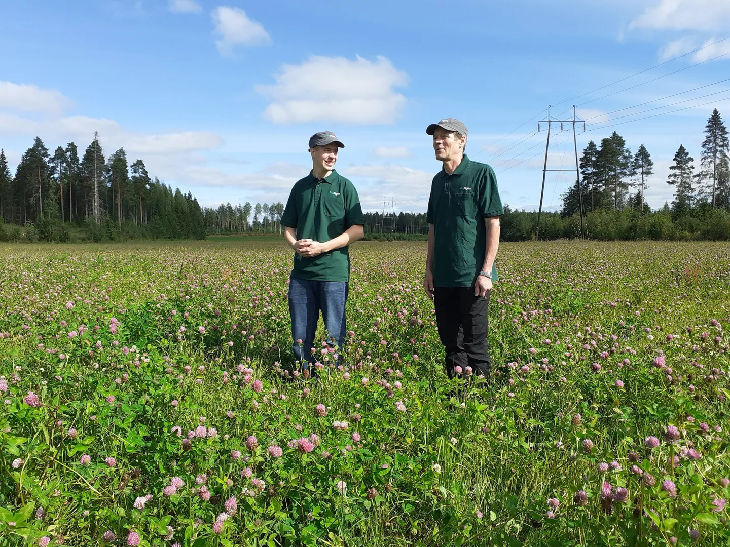 Pro Agrian luomuasiantuntijat apilapellolla