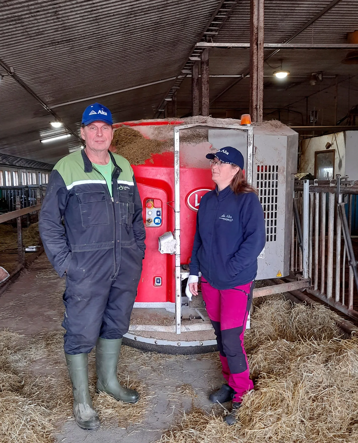 Maitotilalliset Kimmo Kaskinen ja Stina Kurki navetassa.