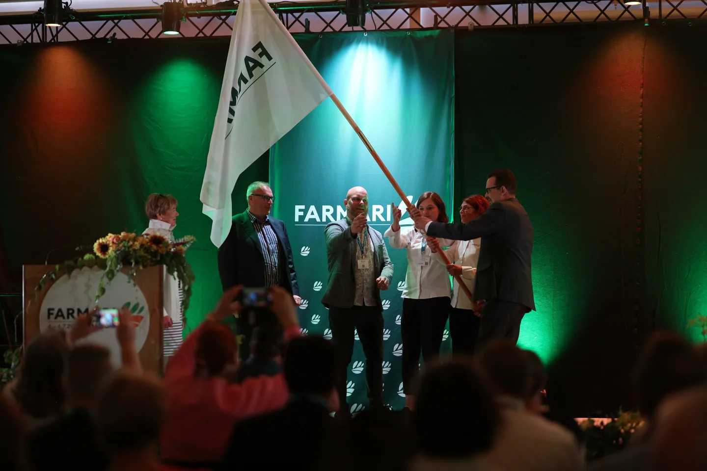 Farmari lipun luovutus Farmari juhlassa