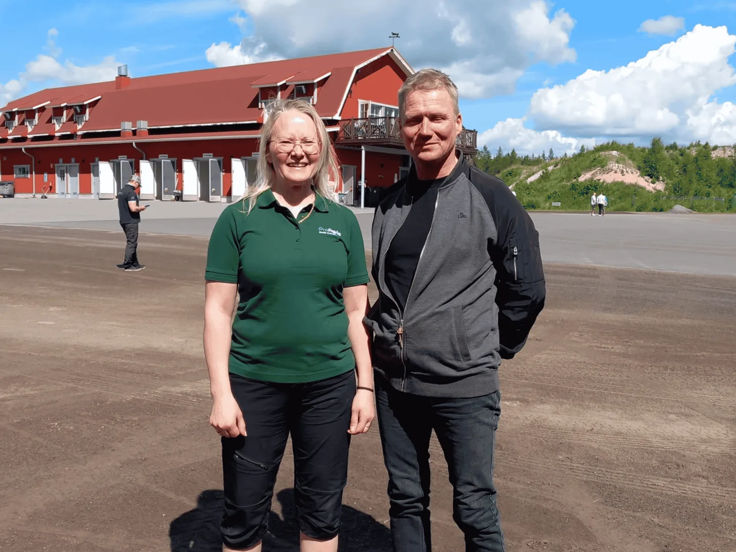 Pro Agrian asiantuntija Pirjo Matinlauri ja raviyrittaja Hannu Hietanen