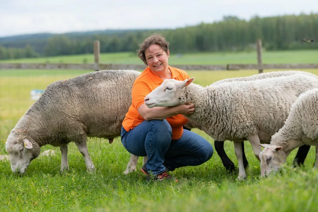 ProAgrian lammasasiantuntija Sari Heltelä ja lammas
