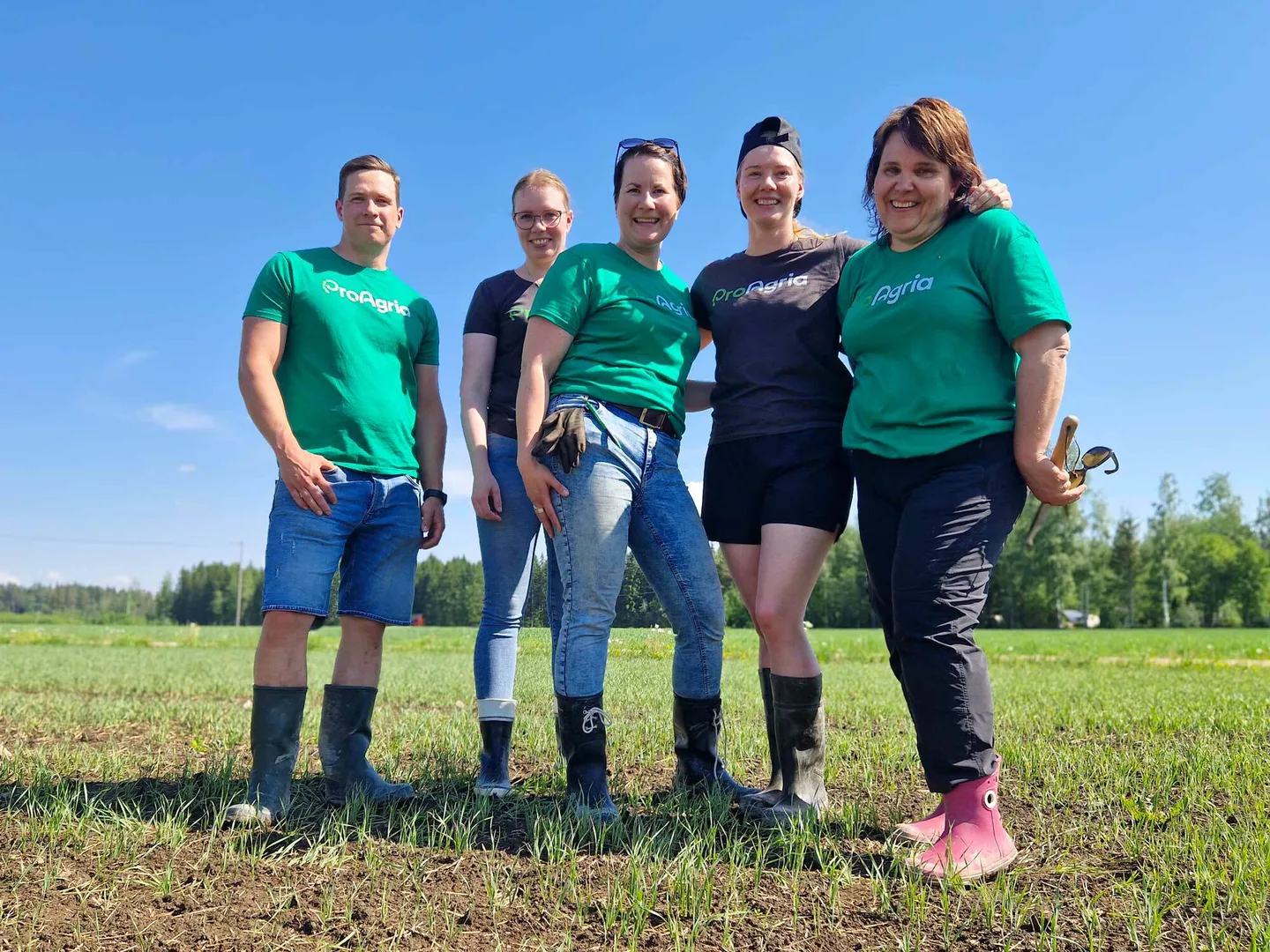 Viisi proagrialaista seisoo pellolla kesalla B kuva Sonja Kankaanpaa
