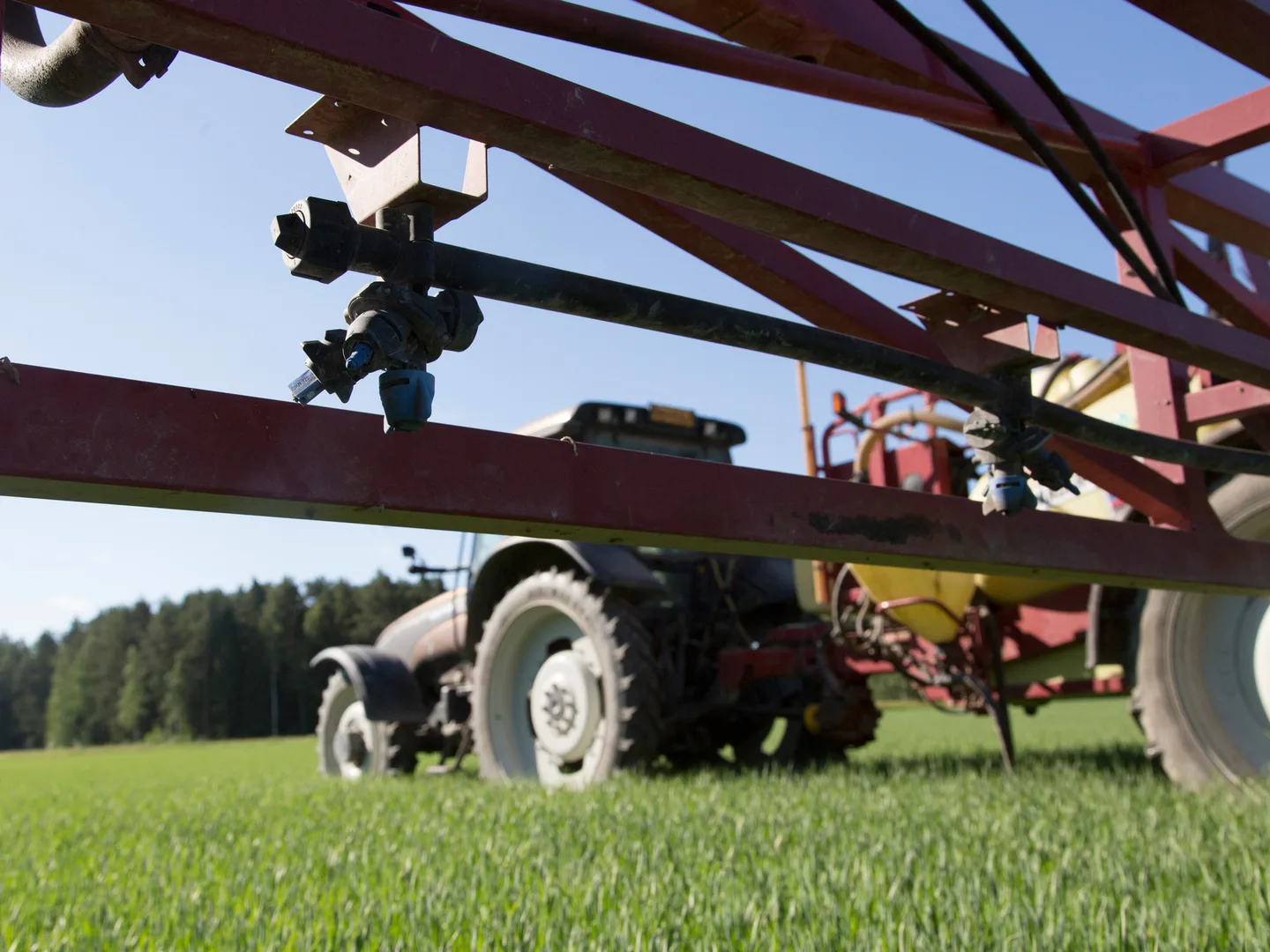 Traktori ja kasvinsuojeluruisku pellolla