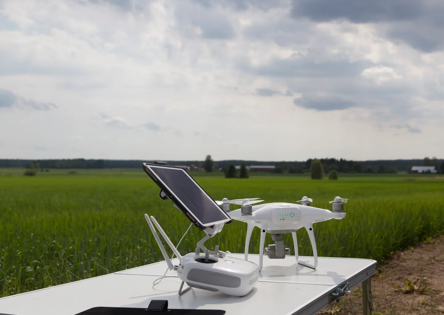 Drone esillä peltomaisemassa