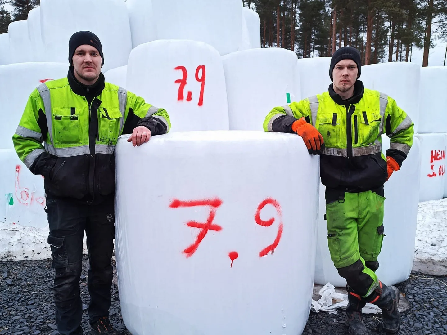 Pyoropaaleihin nojaavat miehet