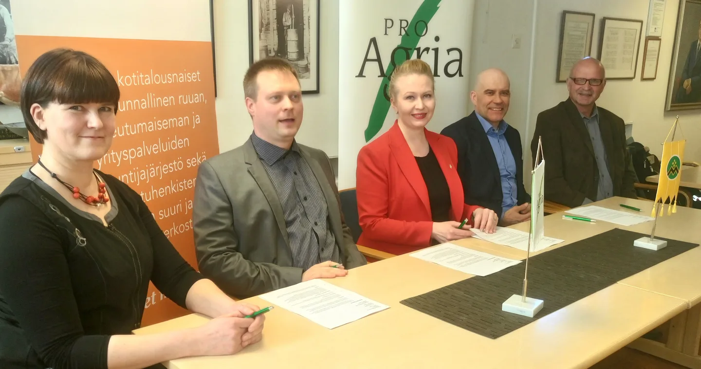Kuvassa allekirjoittajat vasemmalta Tarja Tervo, Anssi Sirviö, Katri Kostamo, Juha Eskelinen ja Kari Piironen.