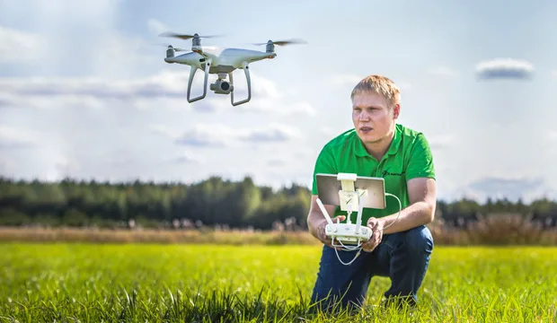 Dronemieskuvaartikkeliuutinen