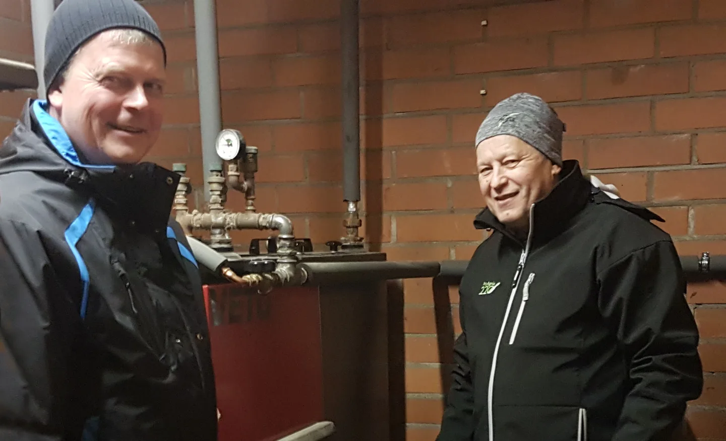 “Mitä oikeammat lähtötiedot, sitä tarkempi suunnitelma”, Heikki Jaakola (vasemmalla) sanoo. Hannu Kokkoniemi suosittelee täsmämittareita mittaamaan eri kohteiden sähkönkulutusta.