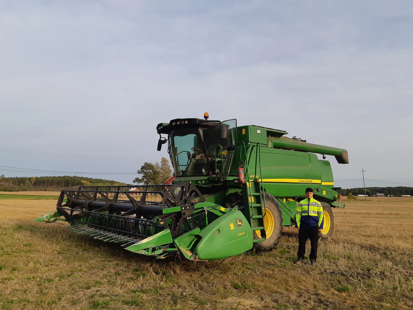 Esa Sairanen viljeljee kasvinviljelytilaa Liedossa Varsinais-Suomessa.