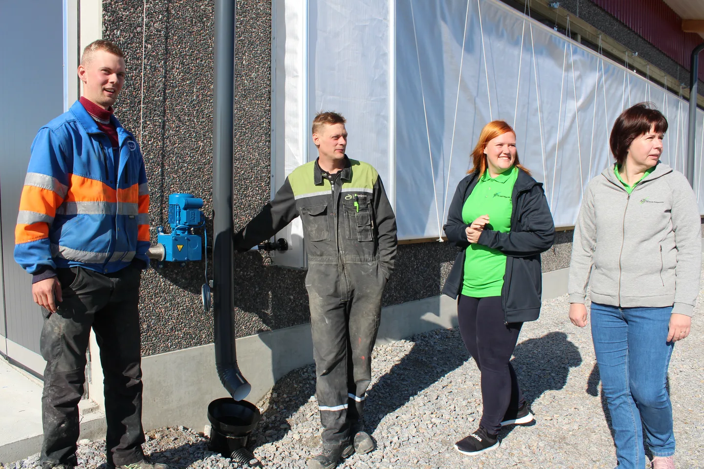 Jukka Teppo ja Marko Hautamäki ovat tyytyväisiä ProAgrian asiantuntijoiden Kaija Aution (oik.) ja Marjut Luoman kanssa toimimiseen. - Kummallekin voi aina laittaa viestiä ja vastauksen saa varmasti, Jukka toteaa.