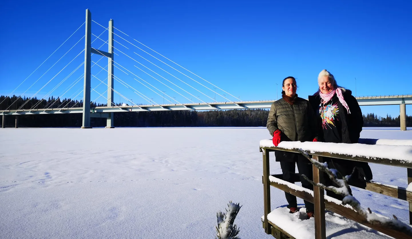 Elina Hynninen (vasemmalla) ja Päivi Naukkarinen uskovat, että henkilökunnan jaksamisesta huolehtiminen tuottaa hyviä onnistumisia myös asiakkaiden kanssa. Kuva: Pauliina Pennanen