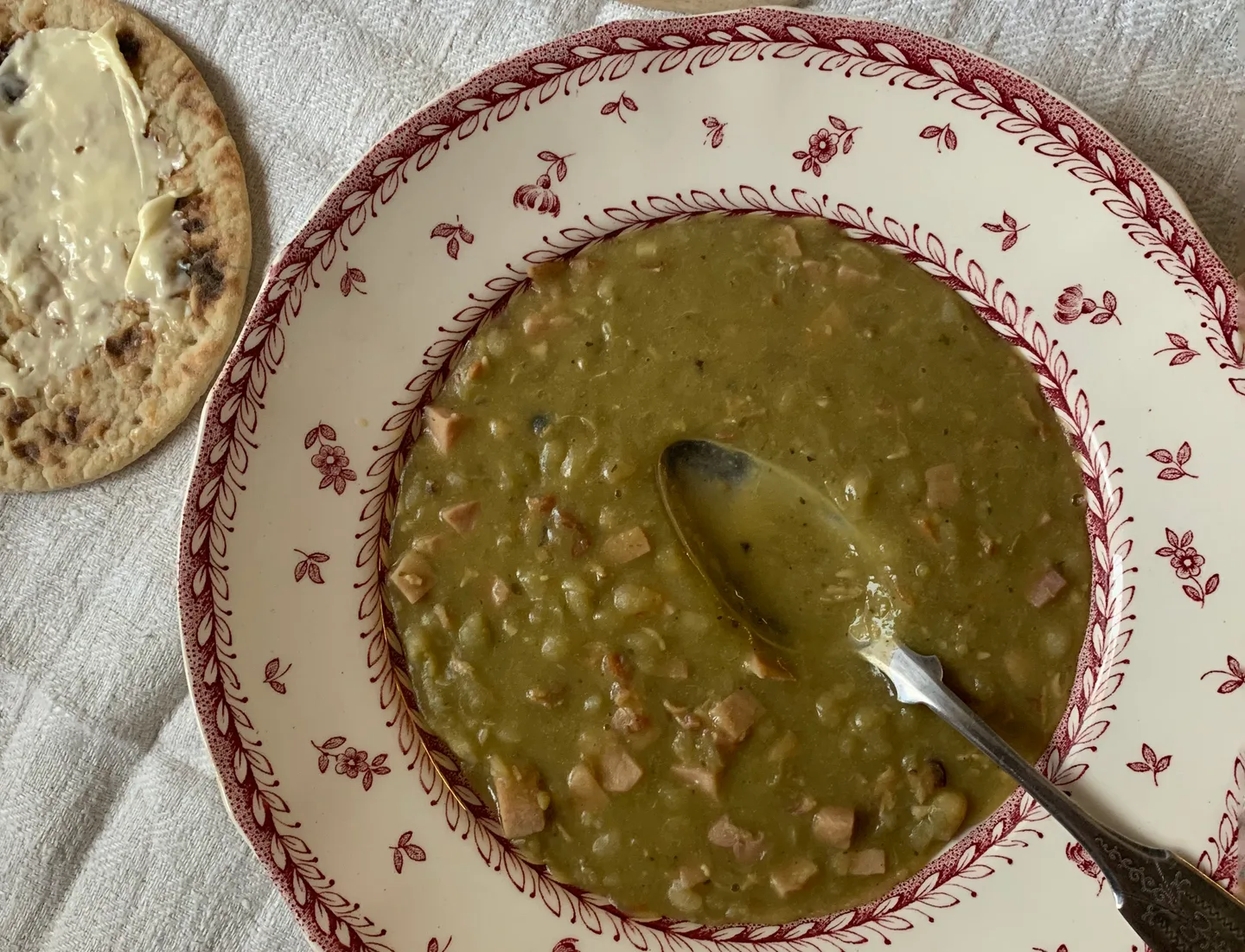 Hernekeittoa lautasella