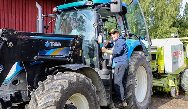 Töiden jakaminen antaa vaihtelua työhön. - Ei tarvitse olla pelkästään navetalla tai traktorin kopissa, vaan voimme sujuvasti vaihtaa paikkoja, Jarkko Hyttinen sanoo. Kuva: Paula Antikainen