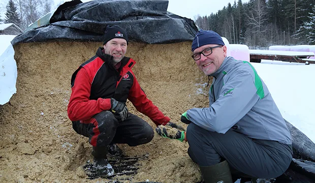 Jarkko Teppolan (vas.) kokemukset murskeviljasta ovat hyvät. – Se on parantanut maidon pitoisuuksia ja toimii ruokinnassa muutenkin hyvin, hän toteaa ruokinnan asiantuntija Marko Kiiverille.