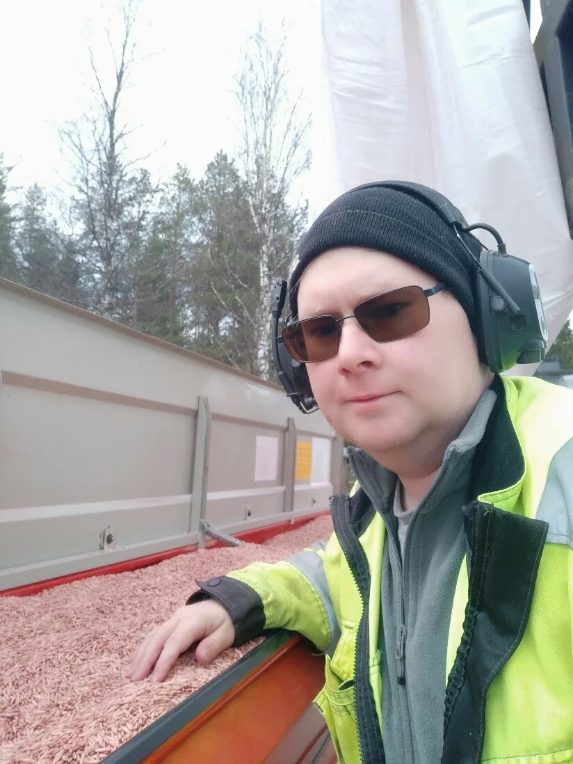 Ilomantsilainen Joonas Potkonen pitää videoblogia.