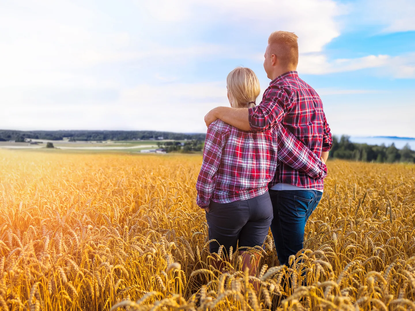 Kaksi viljelijää seisovat viljapellolla