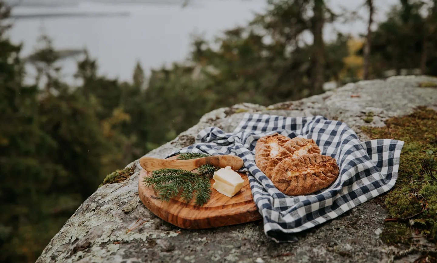 Karjalanpiirakka nimisuojakuvat by julia kivela web res hg5a8464