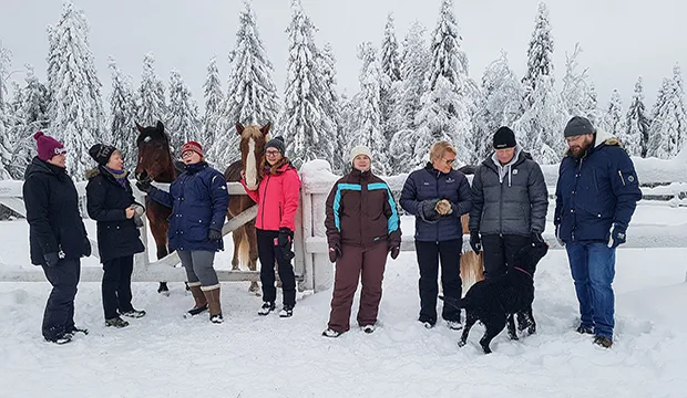 Yritysryhmän verkostoituminen ja keskustelut pääsivät vauhtiin helmikuun alkutapaamisessa Ruska Laukan vieraana Kuusamossa. Tapaamiset järjestetään vuorollaan ryhmän yritysten tiloissa. Kuva: Heini Iinatti