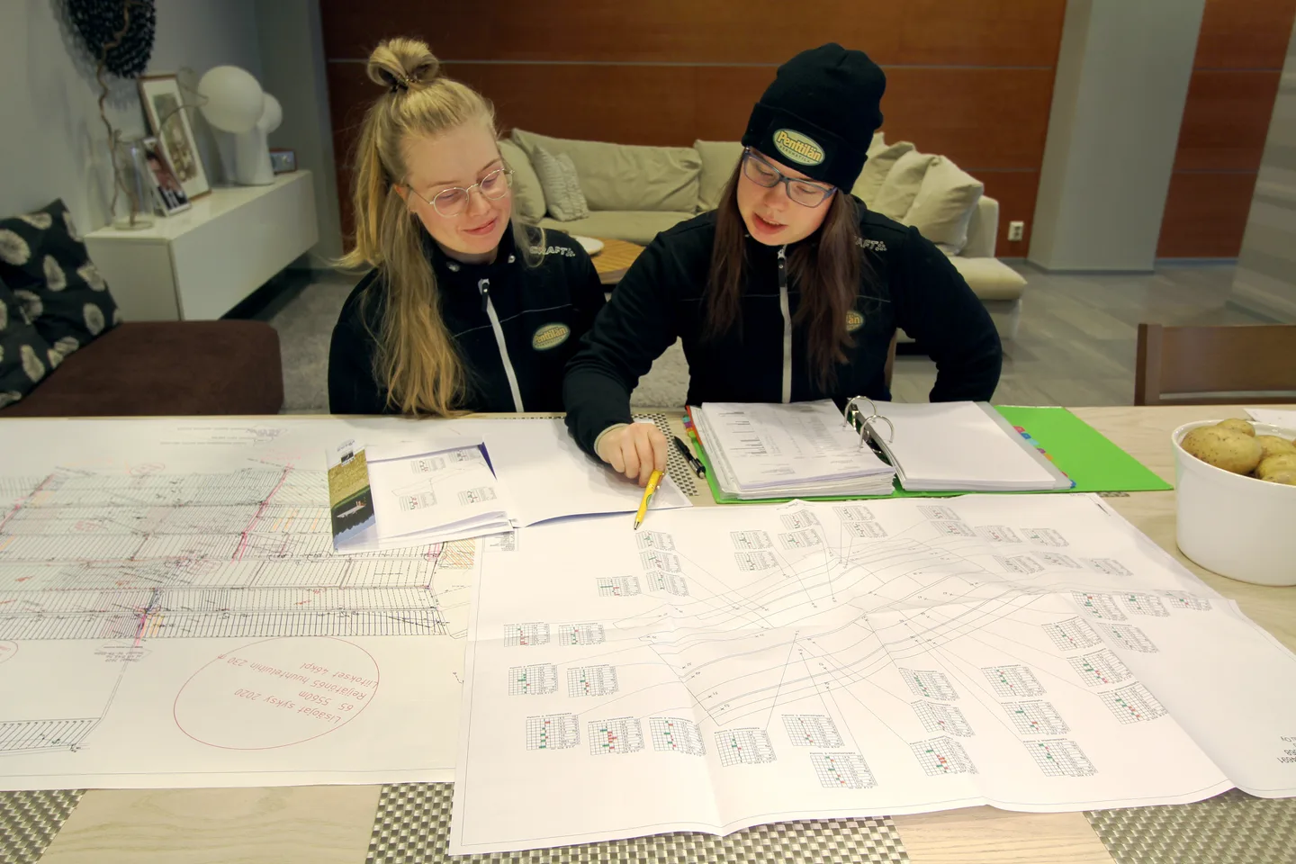 Helmi (vas.) ja Hillan Penttilän pellon kasvukunto ja huipputeknologia ovat avaimet kannattavuuteen.