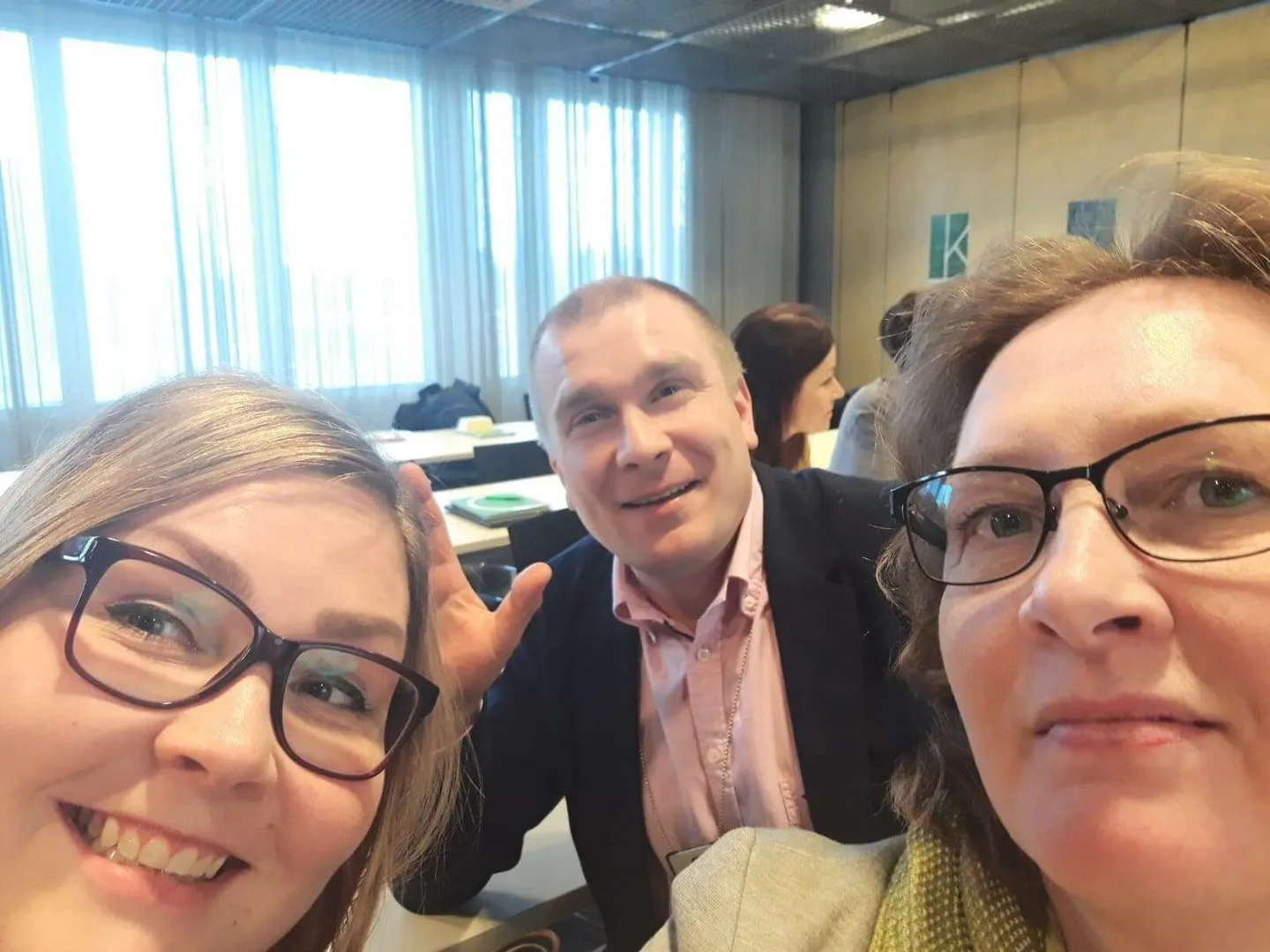 Anne Heikintalo (oik.), Jukka-Pekka Keronen ja Anniina luotonen ovat KasvuOpenissa sparraamassa yrityksiä.