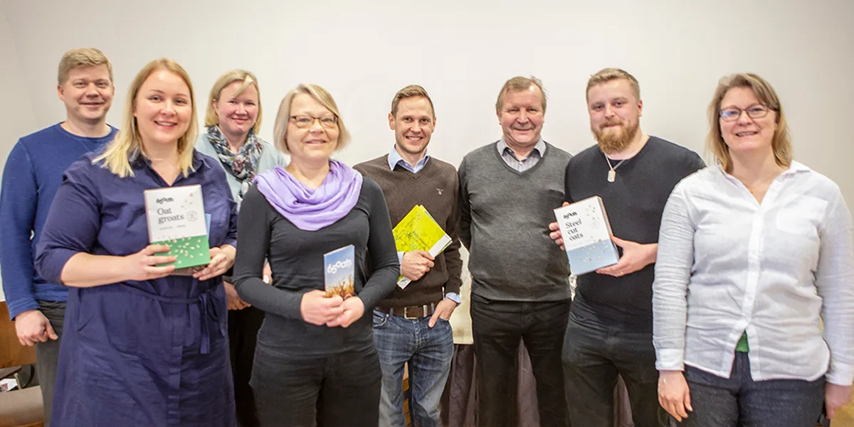 Ensimmäisessä viljelijätapaamisessa puhuttiin muun muassa puhdaskauran markkinanäkymistä sekä viljelyohjeistuksesta ja -palveluista. Vasemmalta Kinnusen Myllyn Toni Kuure, Marja-Riitta Kinnunen, Anu Kuure ja Elina Häivälä, ProAgria Oulun Juha Sohlo, Kinnusen Myllyn Aarne ja Tuomas Kinnunen sekä ProAgria Oulun Johanna Helkimo.