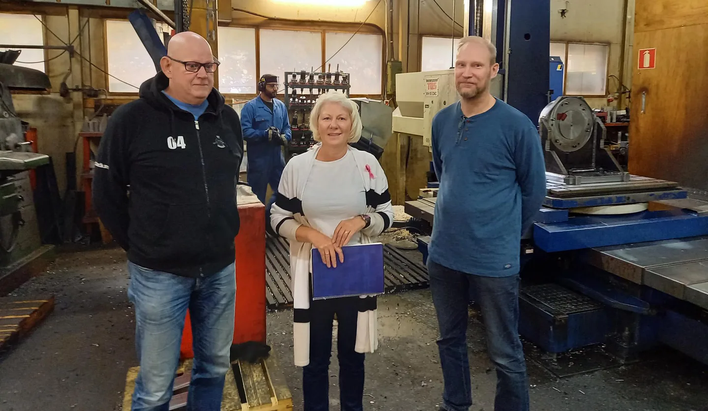 Konepaja Aho Oy:n hallituksen puheenjohtaja Mika Salo (vas.), ProAgria Etelä-Suomen yritysasiantuntija Kirsi Sinisilta ja KonePaja Aho Oy:n toimitusjohtaja Arto Tanskanen.