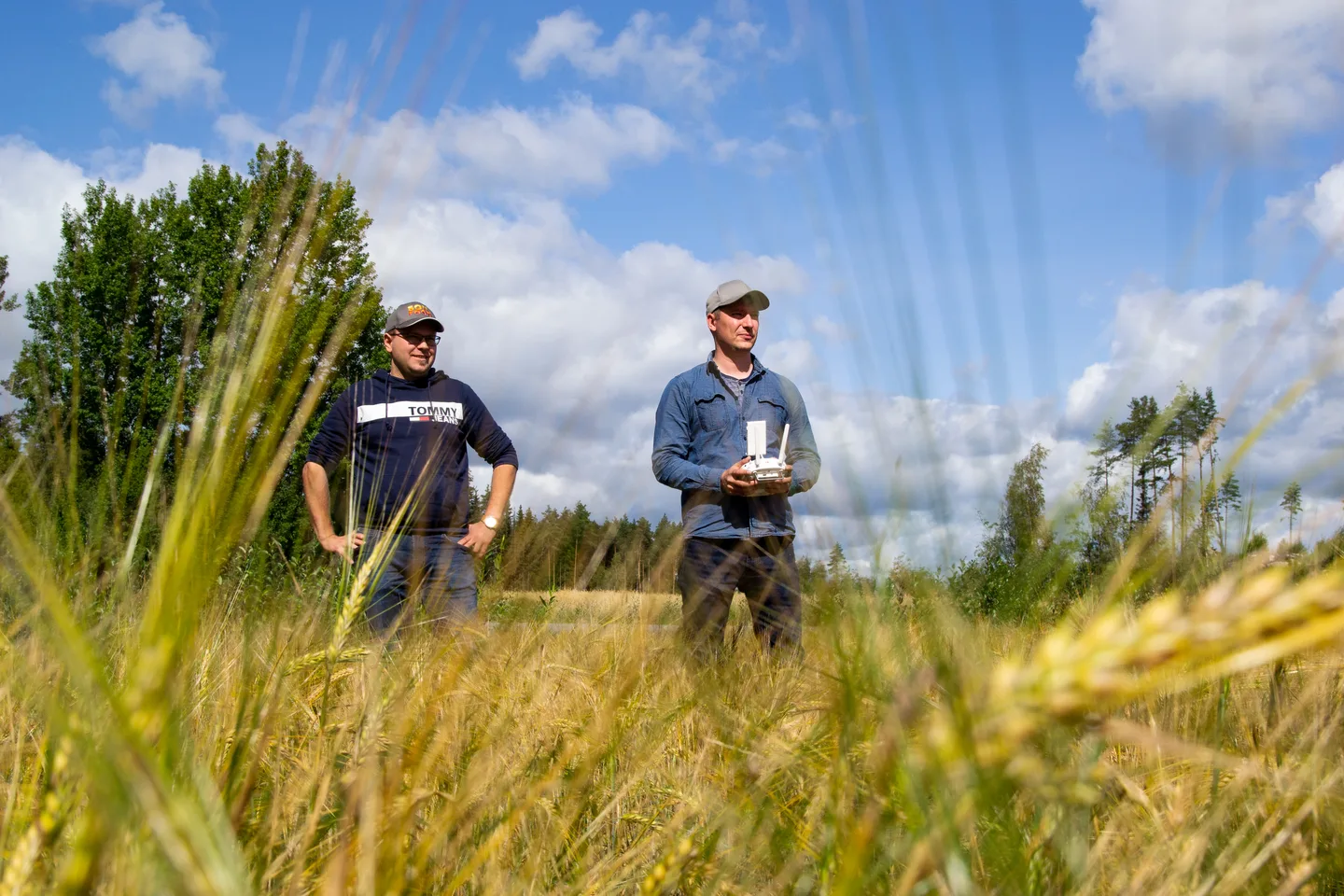 Loppukesän kuvaukset antavat pohjaa tulevan vuoden päätöksille, pohtivat viljelijä Aki Laaksonen (vasemmalla) ja asiantuntija Pirkka Herpiö.
