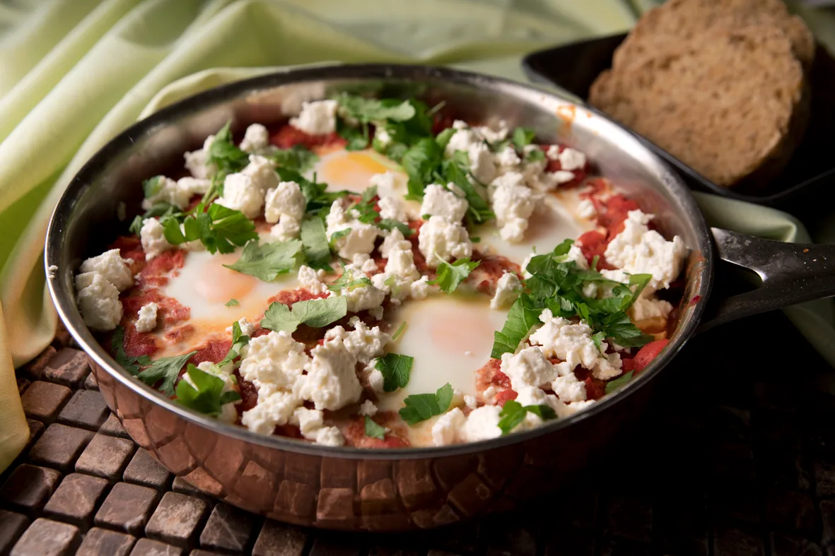 Shaksuka-pannuruoka pannussa