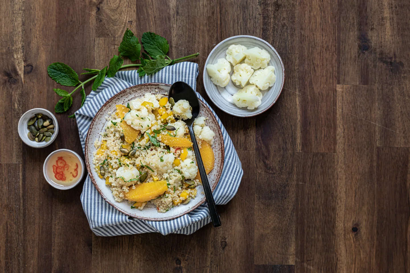 Kukkakaali-kvinoasalaattia