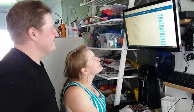Hovin tilan yrittäjät Petri Kurvinen ja Sini Simola. Kuva: Inkeri Taurula