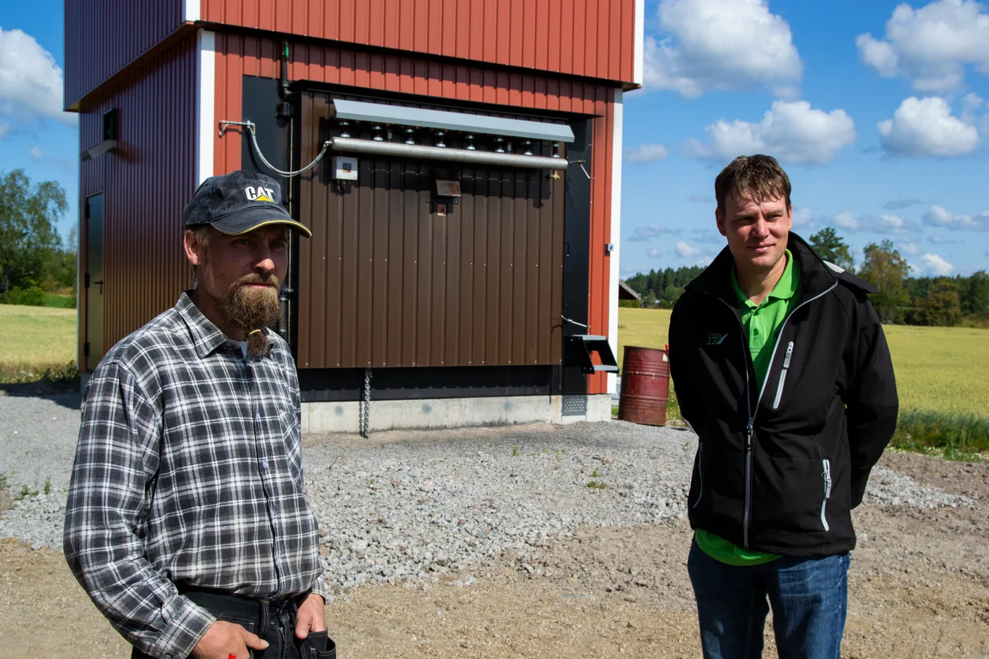 Jos viljelykset ovat isot ja olkea tulee paljon, olkikattila voi olla järkevä vaihtoehto, arvioivat Juha Kylä-Puhju (vasemmalla) ja energia-asiantuntija Jukka Kontulainen. Asiasta kiinnostuneet ovat tervetulleita Kylä- Puhjun tilalle tutustumaan laitteistoon paikan päälle.