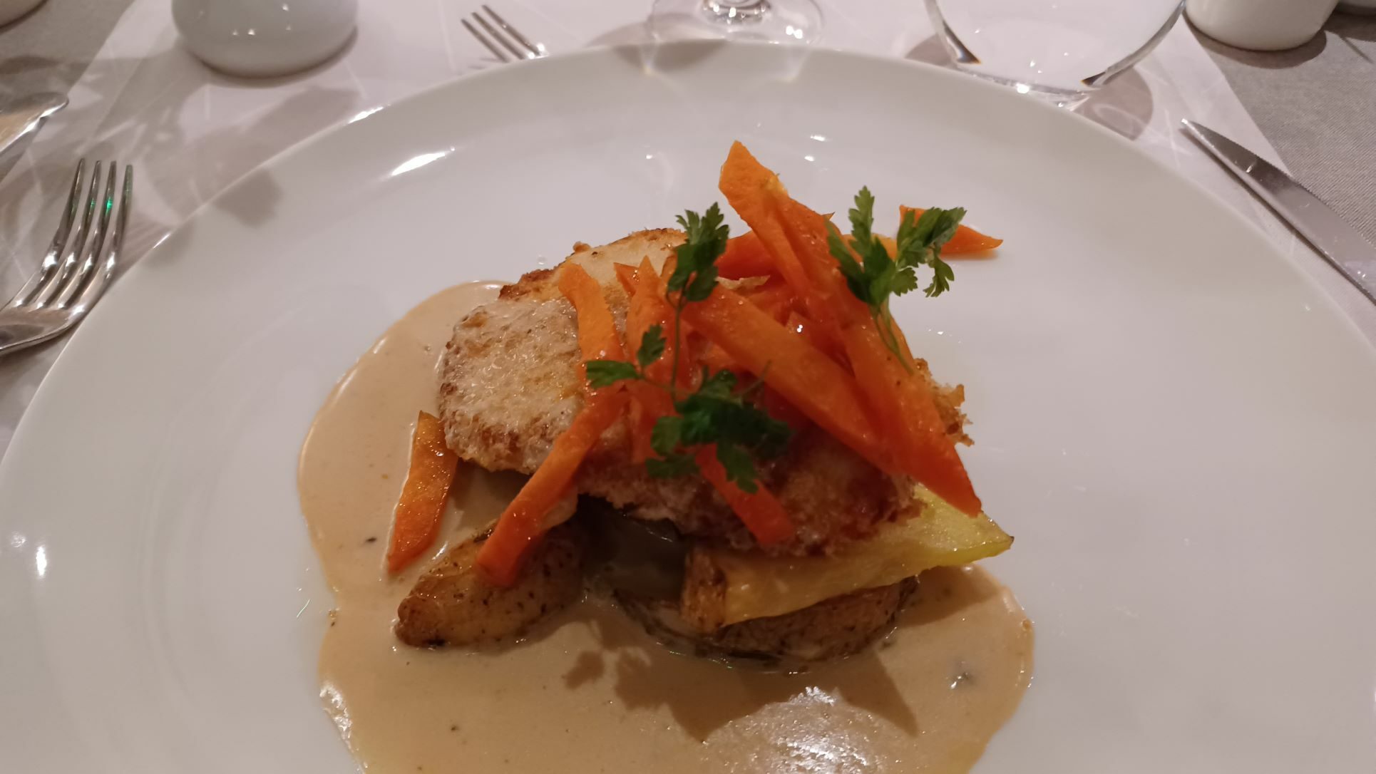 Kauniisti aseteltu ruoka-annos