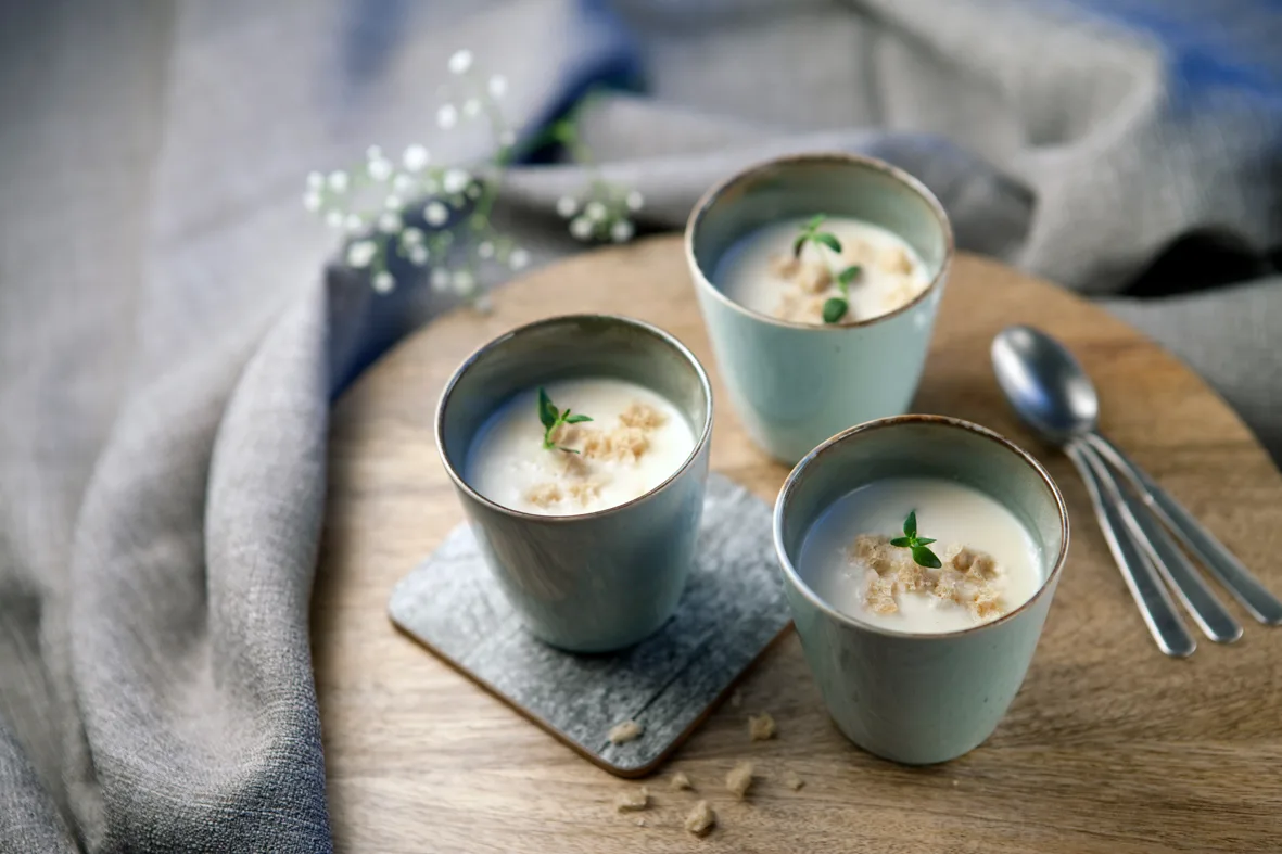 Maa-artisokka-omenakeitto sopii mainiosti alkuruoaksi isänpäivänä. Kuva Timo Viljakainen