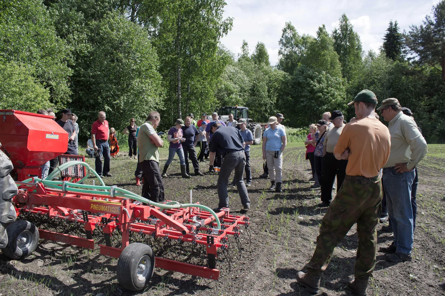 Pellonpientareella on helppo vaihtaa kokemuksia muiden viljelijöiden kanssa.