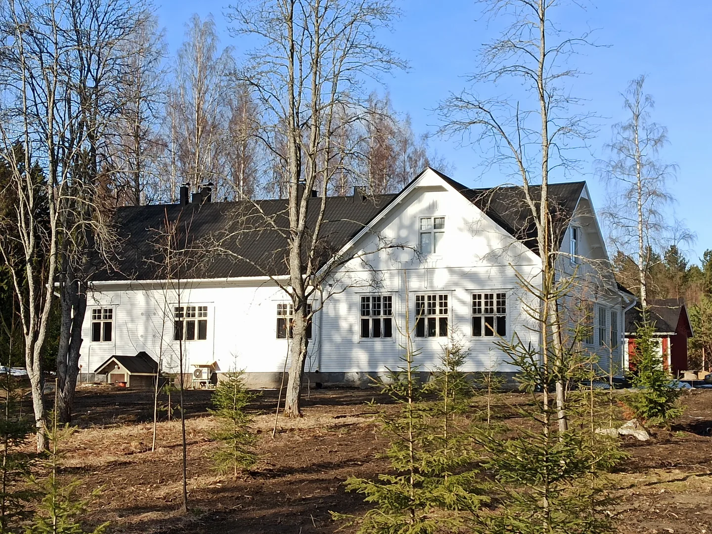 Muotikuun Wanha koulu näkyy Savonlinna Särkisalmi tielle. Matkailuyrityksen saavutettavuus on mitä mainioin.