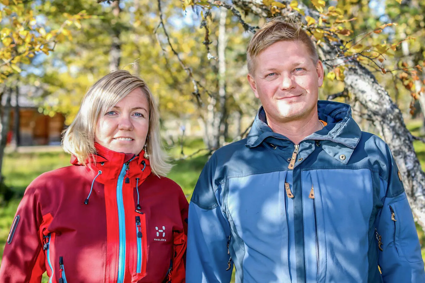 Mari ja Jouko Lappalainen tarjoavat talvisesongin aikana työtä erähotelleissaan yli 100 ihmiselle. – Sitoutunutta ja innostunutta porukkaa, he kiittävät. Kuva: Ella Karttimo