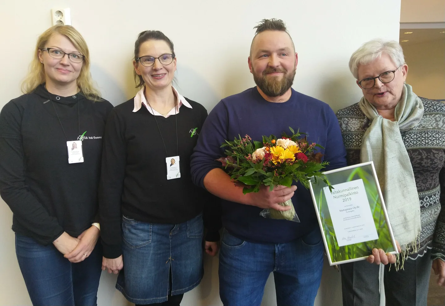 Minna Tanner ja Maarit Partanen ProAgria Itä-Suomesta luovuttivat nurmipalkinnon Ville Toloselle yhdessä Leila Helaakosken kanssa