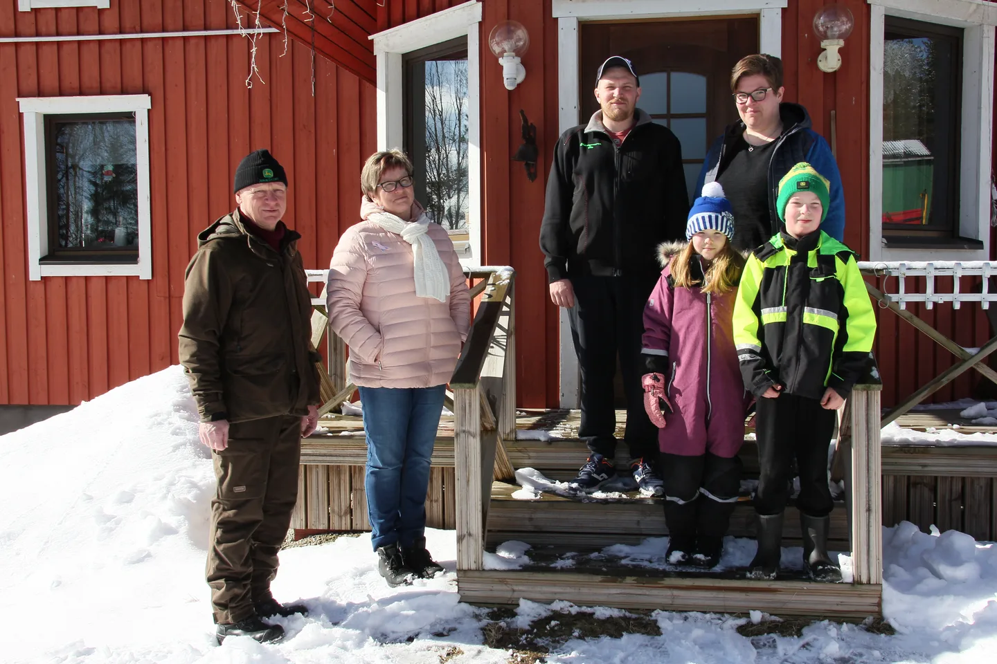Erkki Tanskanen (vas.), Satu Tanskanen ja Saaren perhe, Jukka-Pekka Saari ja Jonna Saari sekä lapset Moona ja Onni.
