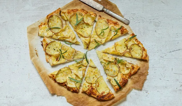 Palsternakka maustaa ja mehevöittää mainiosti myös pizzan. Kuva Kati Lazska.