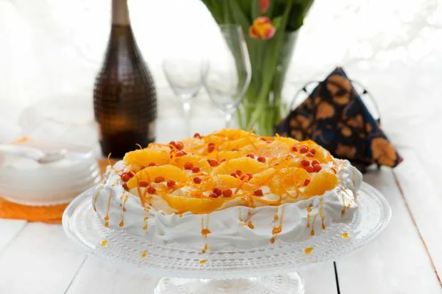 Pääsiäispavlovaan käytetään keltuaiset ja valkuaiset. Kuva Timo Viljakainen.