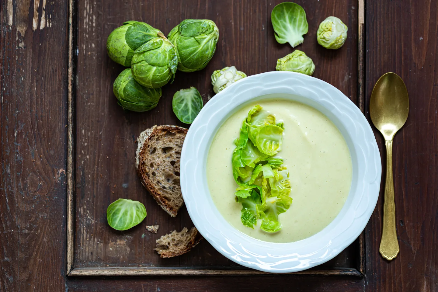 Ruusukaali-kookoskeittoa lautasella