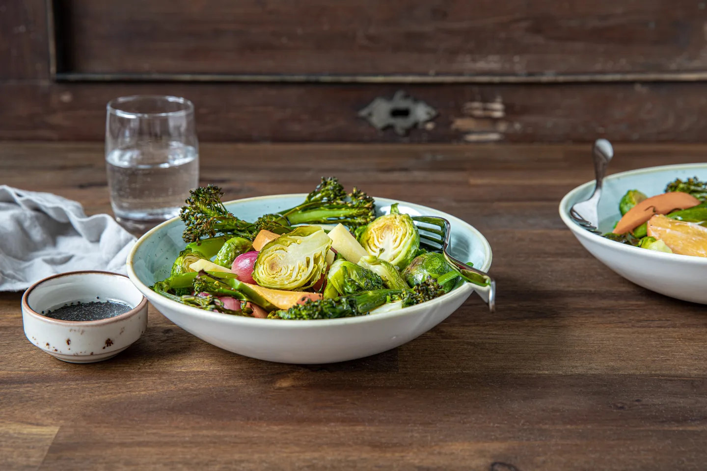 Ruusukaali-persimonivuokaa lautasella