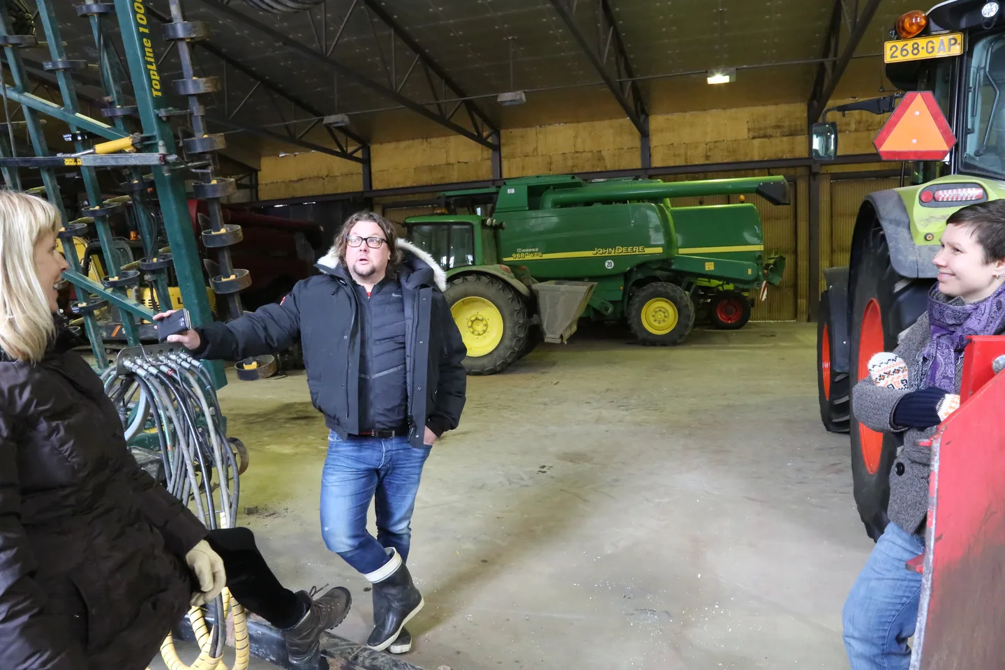 Koneiden säilytys- ja huoltopaikaksi Niko Ahlqvist on hankkinut tyhjilleen jääneen hallin, joka sijaitsee reilun kilometrin päässä tilan päärakennuksista. Näin asuinrakennuksen ympäristö rauhoittuu työliikenteeltä.