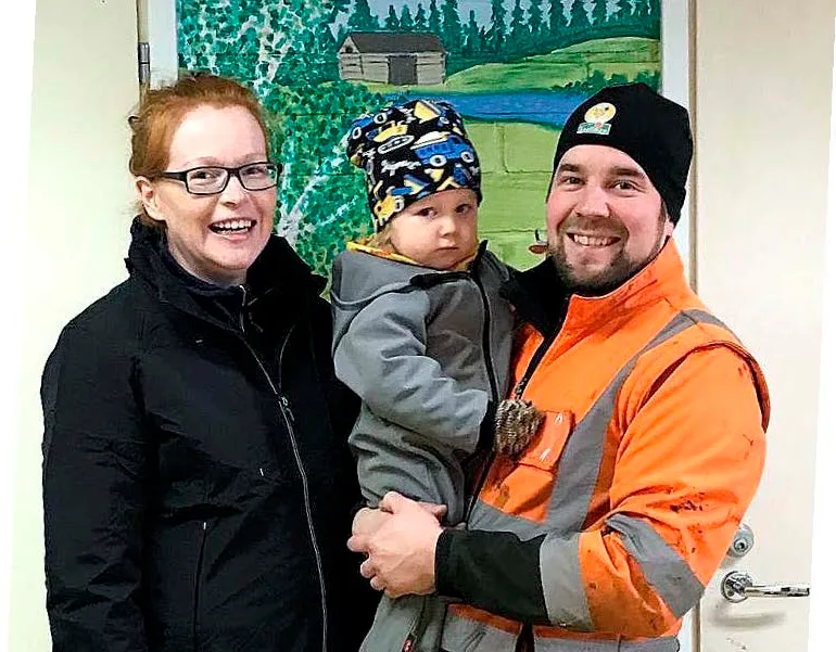 Yhdessä tätä hommaa tehdään ja tulosta syntyy. Jonna Korkiakangas-Sahipakka ja Antti Sahipakka Arttu-poika sylissään.