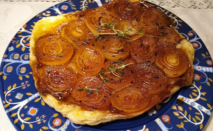 Sipulipiiras lautasella