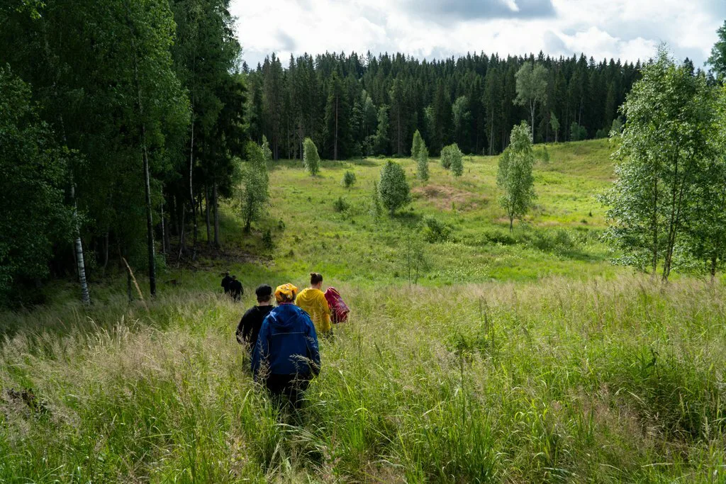 Lumolaidun-pienryhmä vieraili Herrakunnan Lammas -tilan luonnonlaitumella. Iso kokonaisuus sisältää avointa niittyä ja metsäisempiä alueita. Kuva: Kaisa Uusi-Kraapo