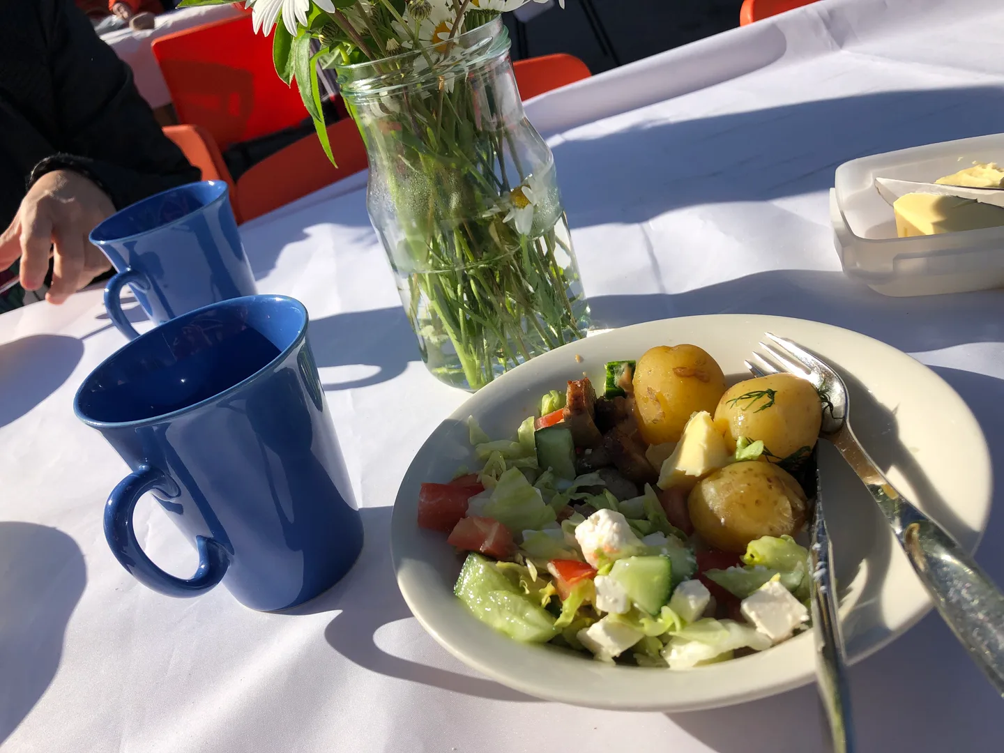 Perunat tulivat talon puolesta ja lisukkeet jokainen toi mukanaan.